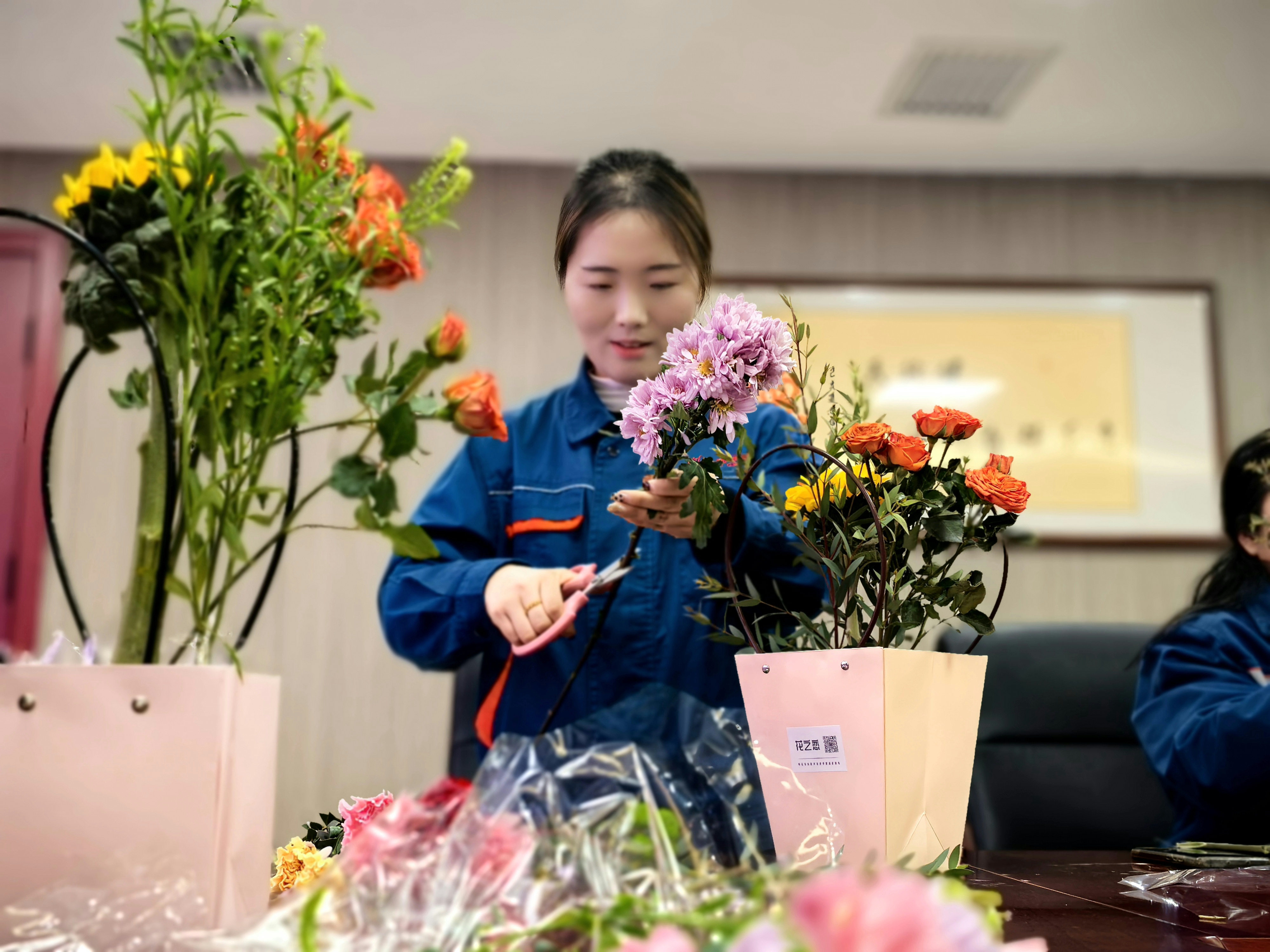 �������ഺ���뻨���衱�����½��¸���չ�����ˡ���Ů�ڲ廨�ֹ������